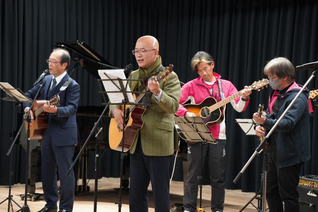 開校記念「歌と⾳楽のプレゼント」で演奏する未来地図代表の代田